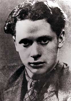 http://www.dylanthomasboathouse.com/images/dylan/youngdylan.jpg